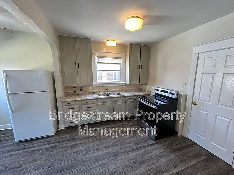 101 E Bruce Ave — Photo 4