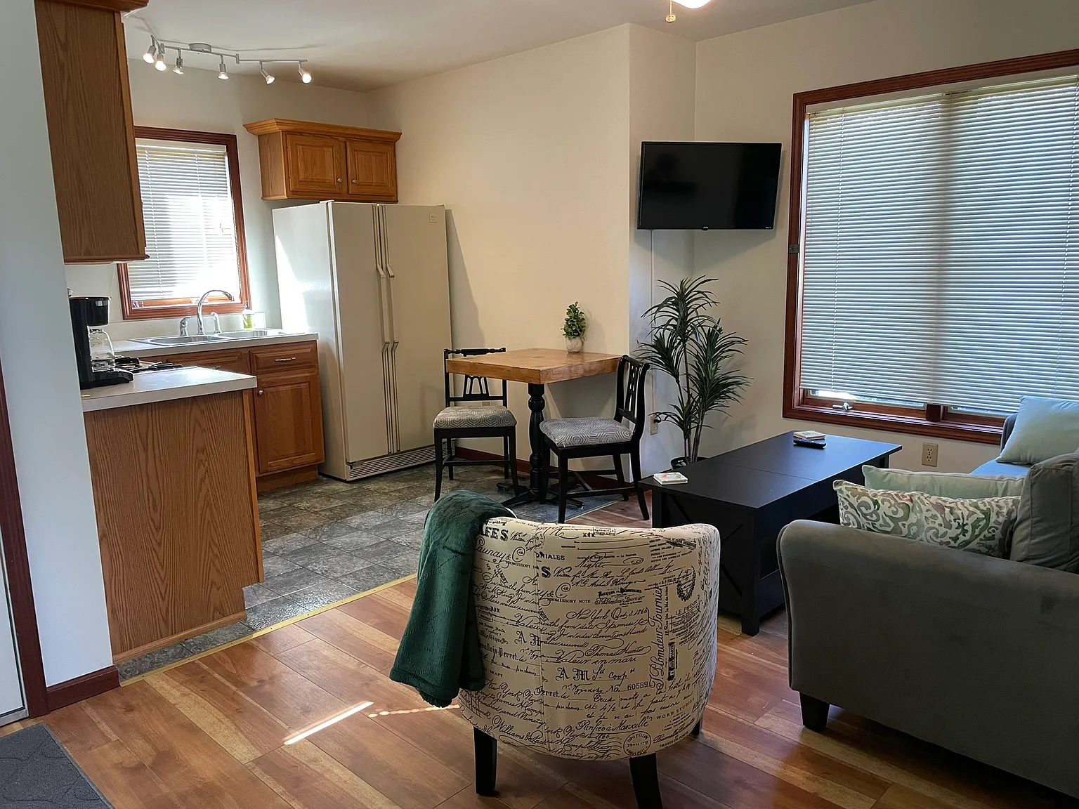1 bed, 400 sqft, $1,200 — Photo 2
