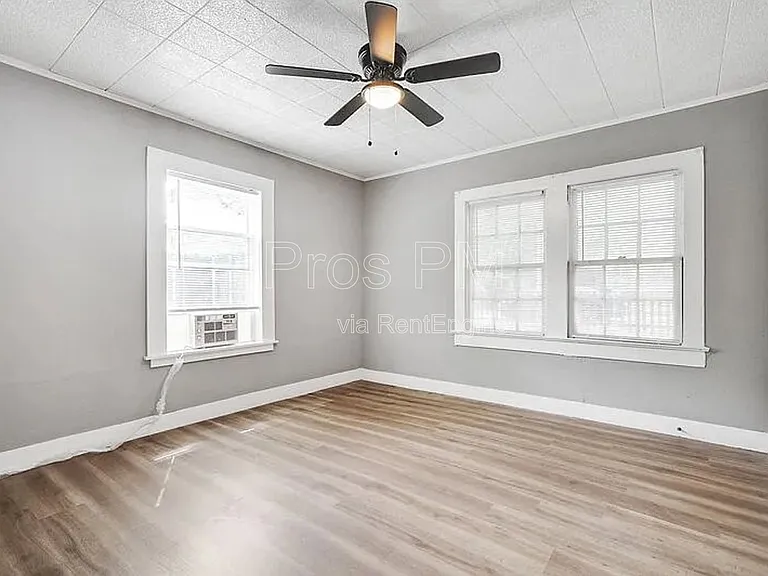 216 E Division St — Photo 6