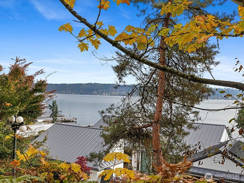 3rd image of 445 W Lake Sammamish Parkway SE