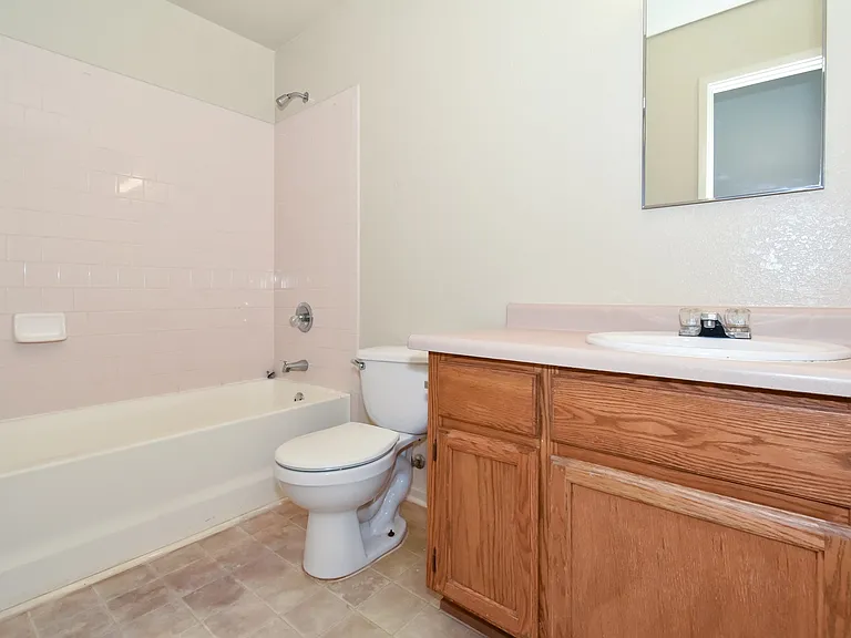2866 S 30th Dr — Photo 16