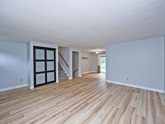 5th image of 689 Redwood Ct