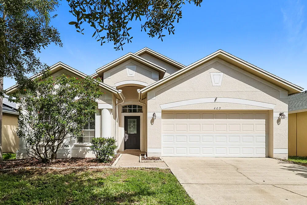 4 bed, 2.0 bath, 2110 sqft, $2,230 — Photo 1