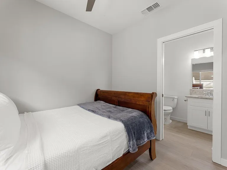 498 Johnston St — Photo 13