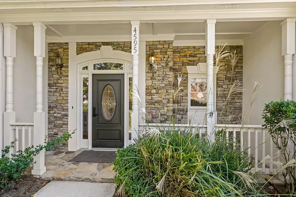 4 bed, 3.0 bath, 3400 sqft, $5,200 — Photo 3