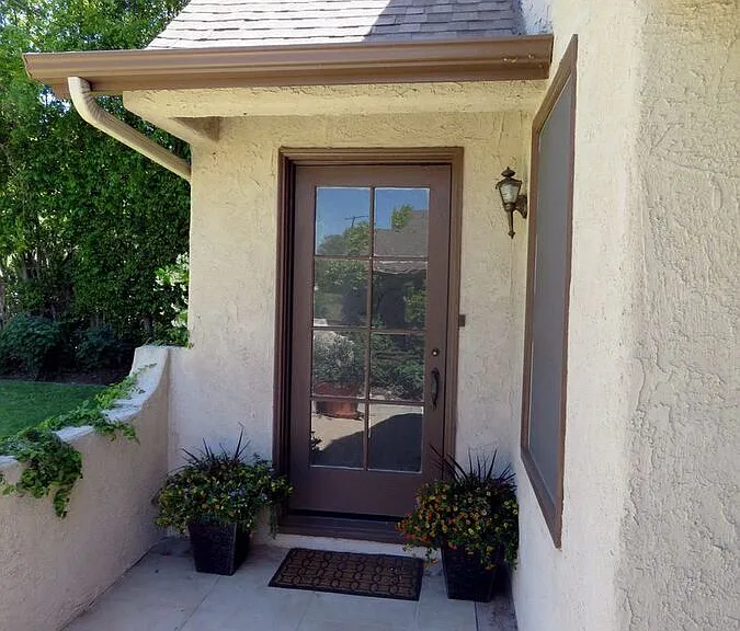 968 E Howard St — Photo 2