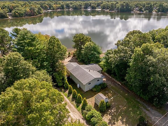 2nd image of 32 Lakeview Blvd