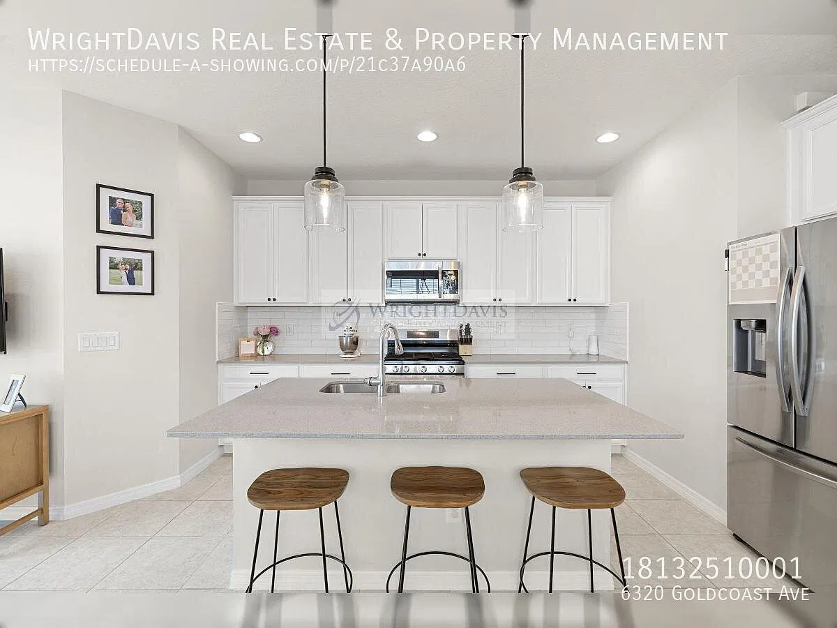 Beautiful 4 Bed/3.5 Bath Townhome in Waterset! — Photo 2