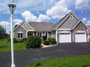 8195 S Country Club Cir, Franklin, WI 53132