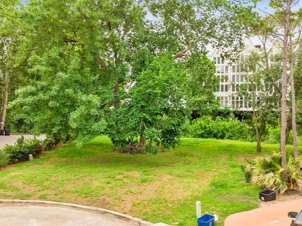 2 Magnolia Bend Dr, Houston, TX 77024