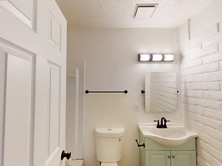 Updated and Very Private 1 Bedroom Apt with a Yard — Photo 27