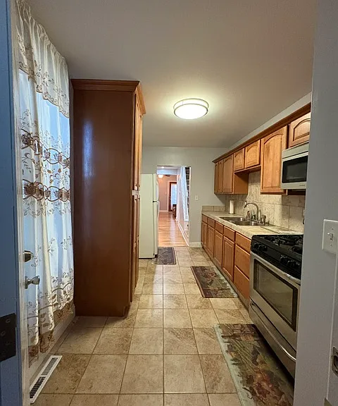 2105 Greenwood St — Photo 1