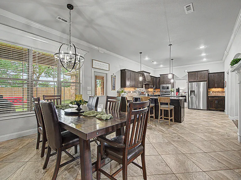 1202 Birkshire Cir — Photo 9