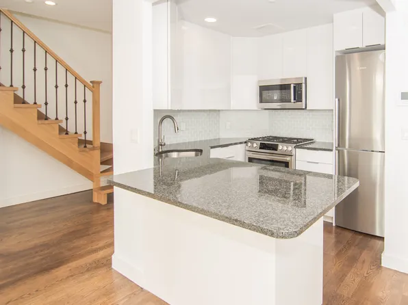 689 Leonard Street image 17 of 24