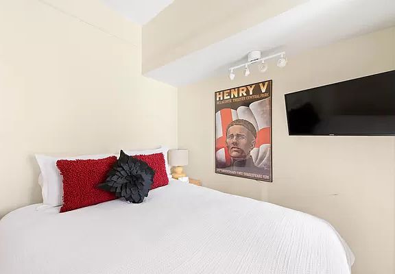 5th image of 215 W 75th St APT 5D