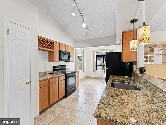 3rd image of 19 Birchwood Dr