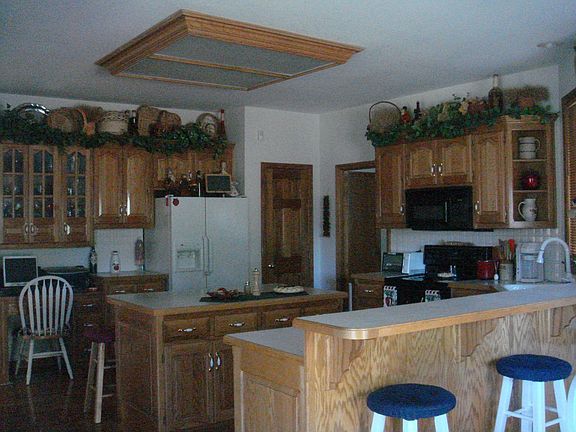 Kitchen with Island and Breakfast Bar