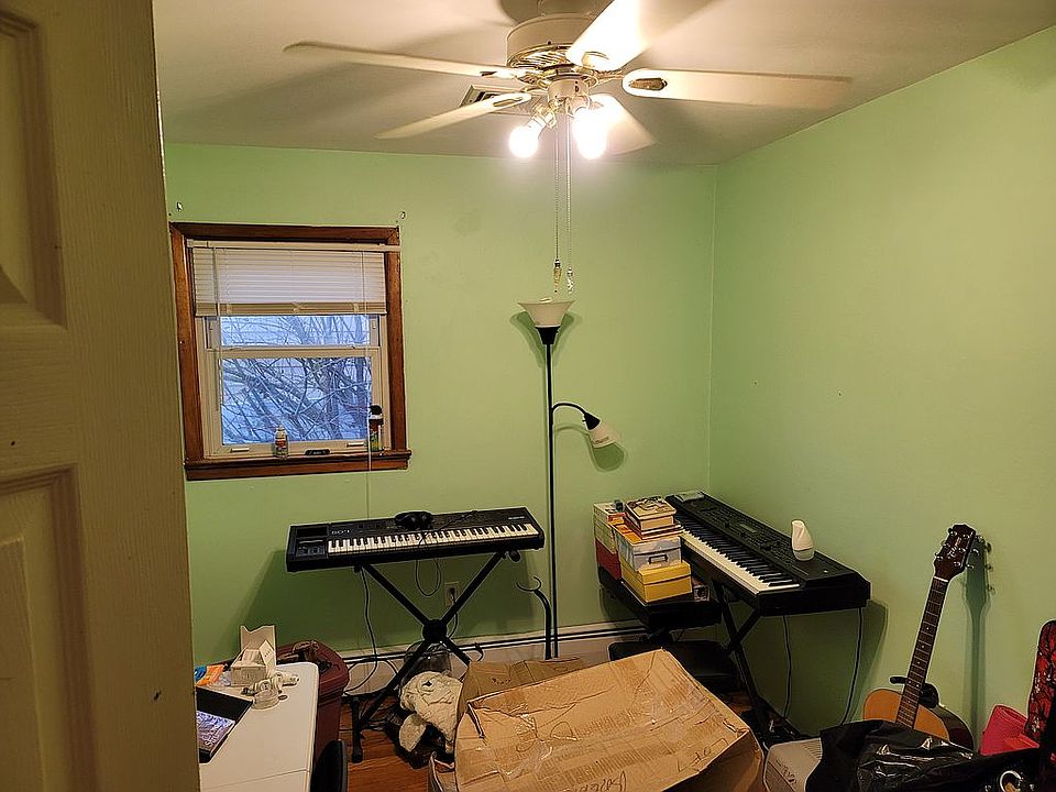 Small room with closet 