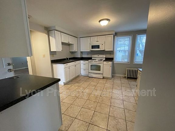 3rd image of 1596 Lonsdale Ave Unit 1