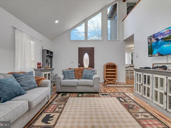 1517 Black Birch Way, Tobyhanna, PA 18466