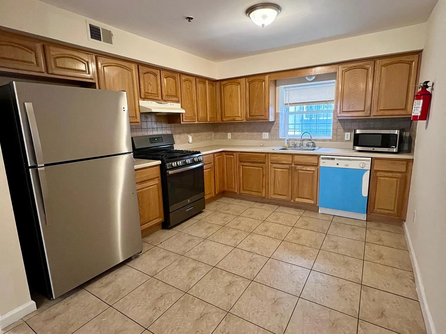 3 bed, 950 sqft, $2,300 — Photo 2