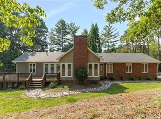 175 Sandtrap Ln, Pilot Mountain, NC 27041