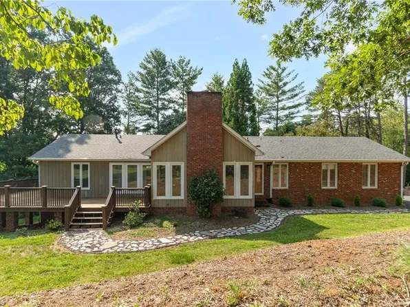 175 Sandtrap Ln, Pilot Mountain, NC 27041