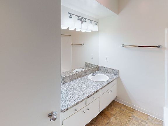 4th image of 516 S Kenmore Ave #14