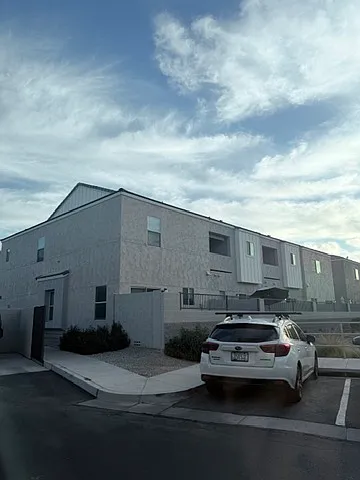 3 bed, 2.5 bath, 1239 sqft, $2,300 — Photo 2