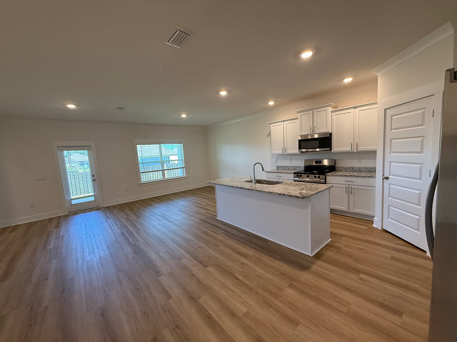 4 bed, 2031 sqft, $2,400 — Photo 3