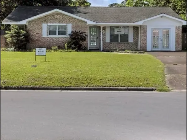 811 Hillcrest Dr, Conroe, TX 77301