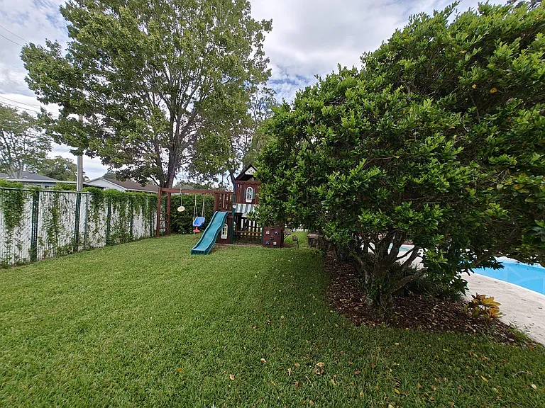 1612 Northumberland Ave — Photo 4