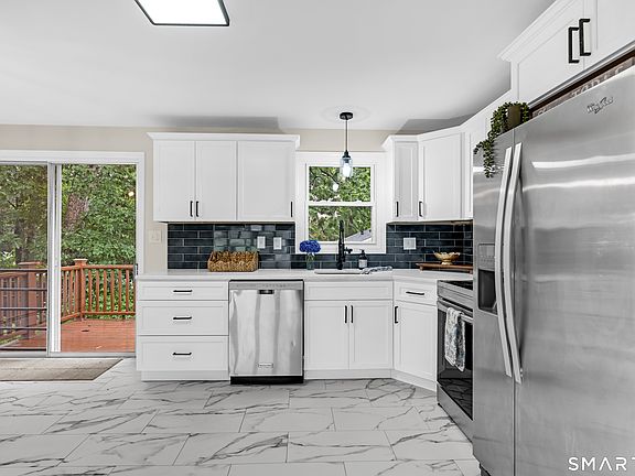 3rd image of 225 Stonecrest Drive