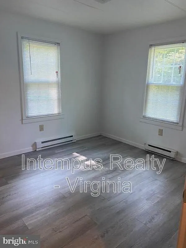 3 bed, 1.0 bath, 920 sqft, $1,450 — Photo 1