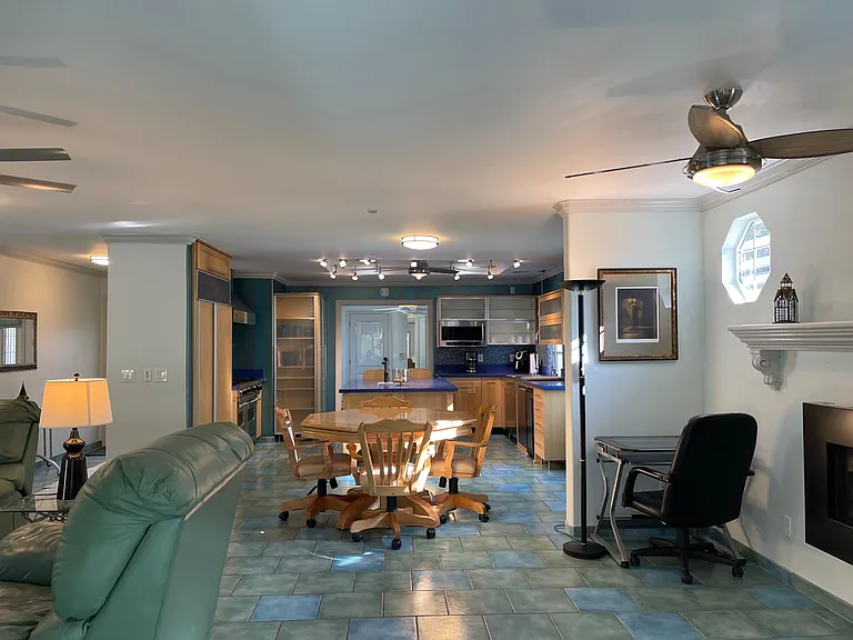 Open Floor Plan - Dinning Room & Kitchen