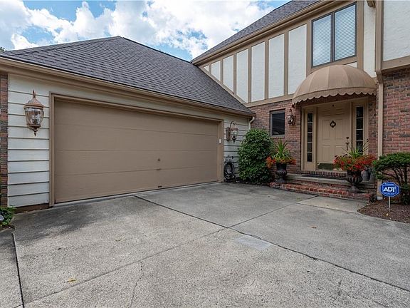 2nd image of 30338 Hilliard Blvd