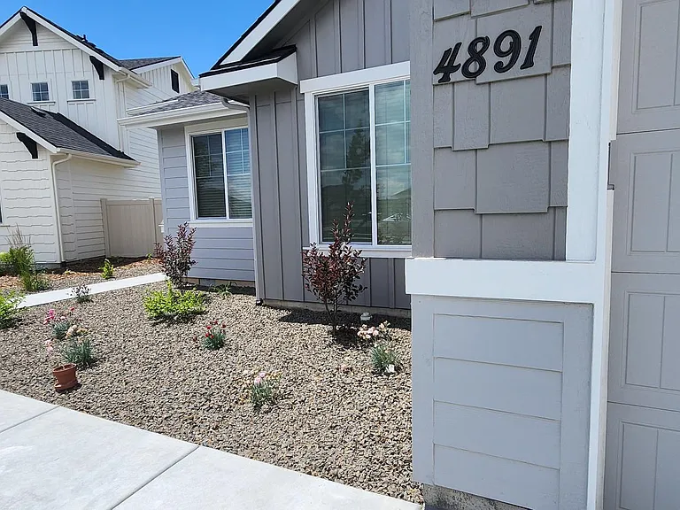4891 N Basswood Ave — Photo 2
