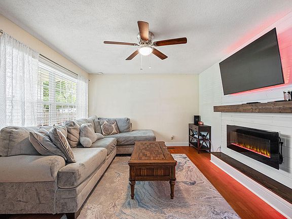 5th image of 208 Gracie Ave