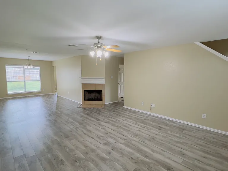 1210 Antoinette Dr — Photo 2