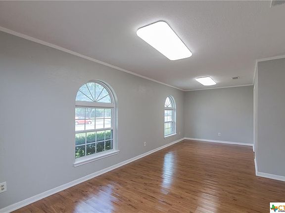 5th image of 704 E Woodlawn Dr