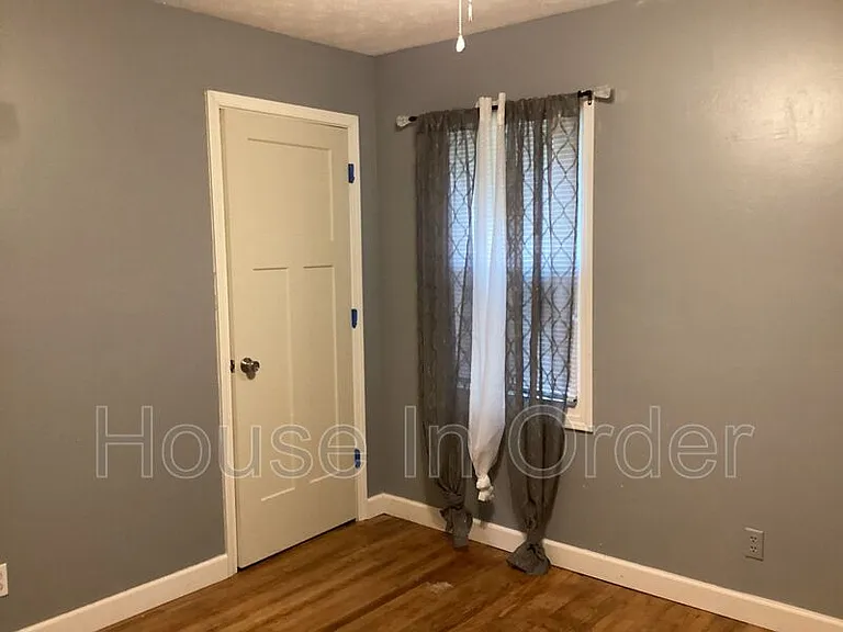 64 Valentine St E — Photo 10