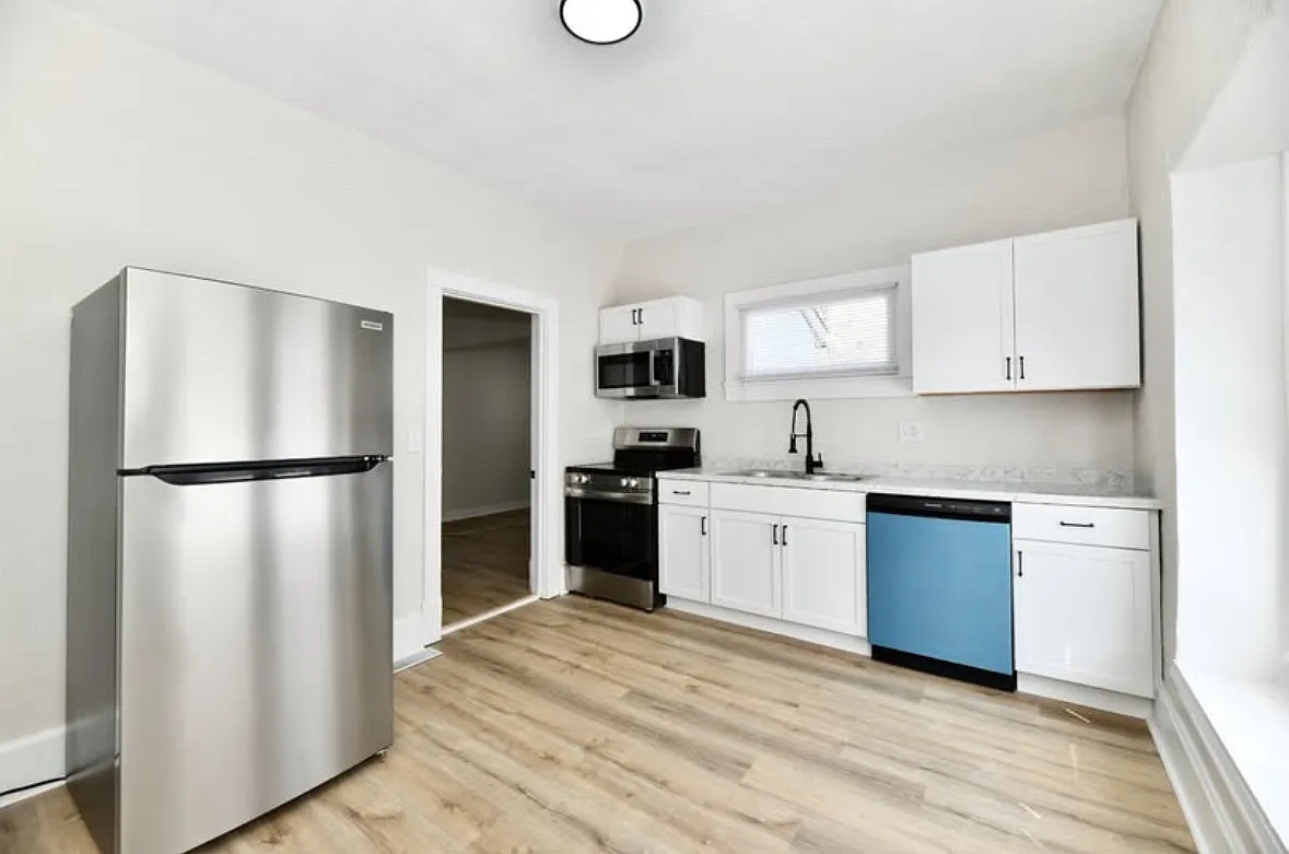 1145 N Belleview Pl — Photo 2