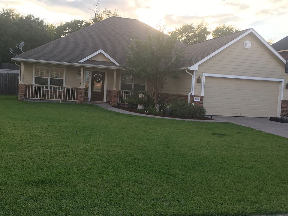 1st image of 2915 Oakwood Dr
