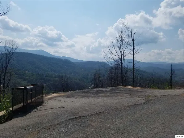 310 Pinnacle Dr, Gatlinburg, TN 37738