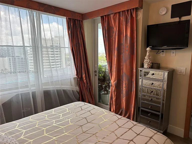 6039 Collins Ave #1431 — Photo 9