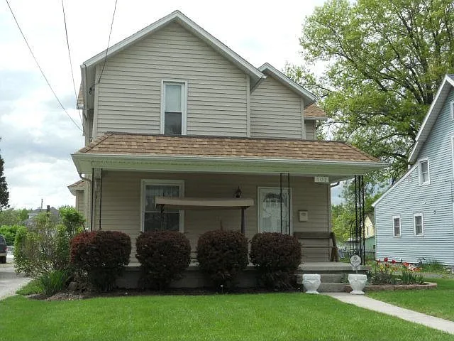 407 Windsor St photo 1