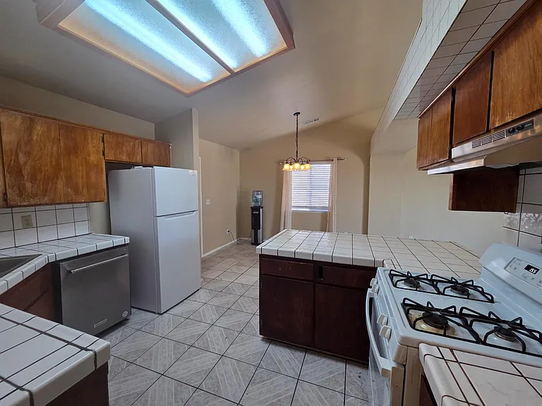 1199 Hawthorn St — Photo 4