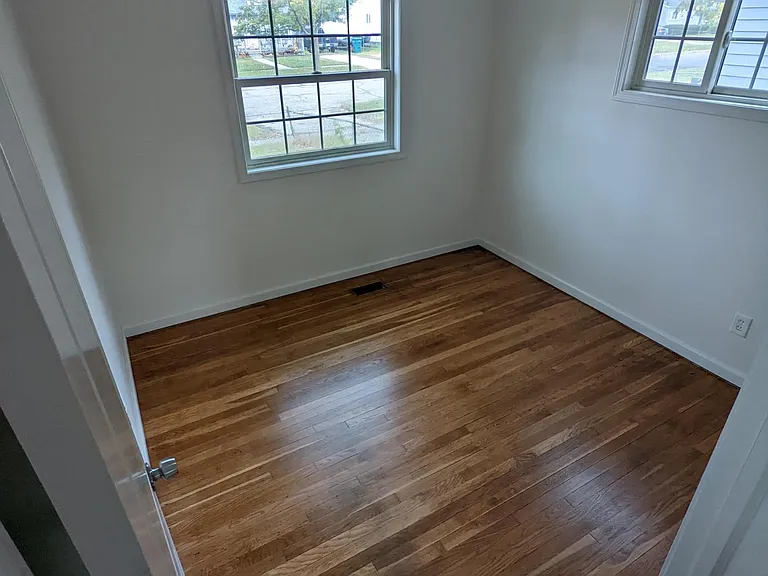 1335 Hunter Ave — Photo 10
