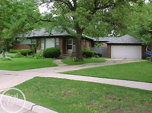 13180 Irvine Blvd, Oak Park, MI 48237