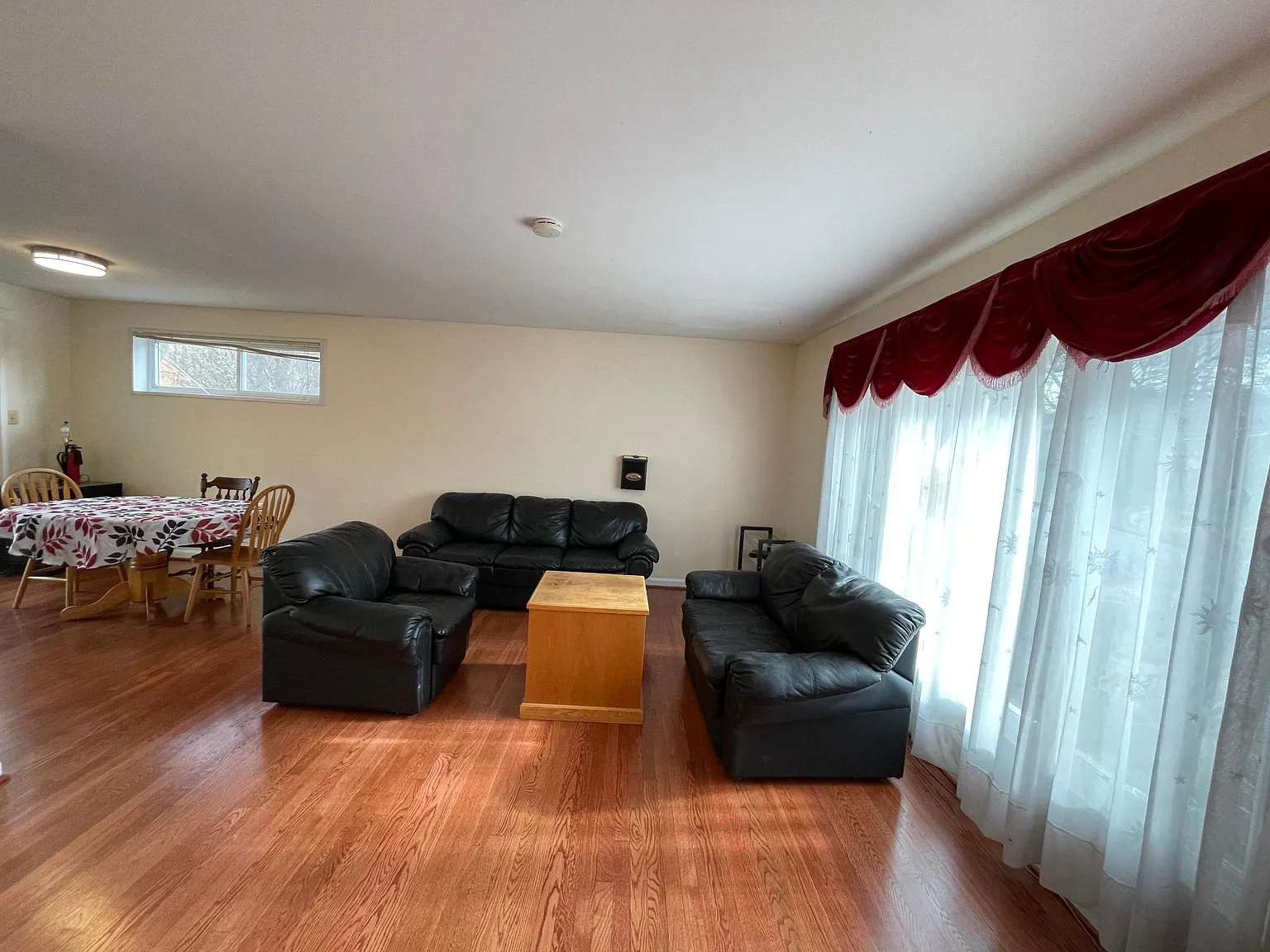 5 bed, 2350 sqft, $900 — Photo 2